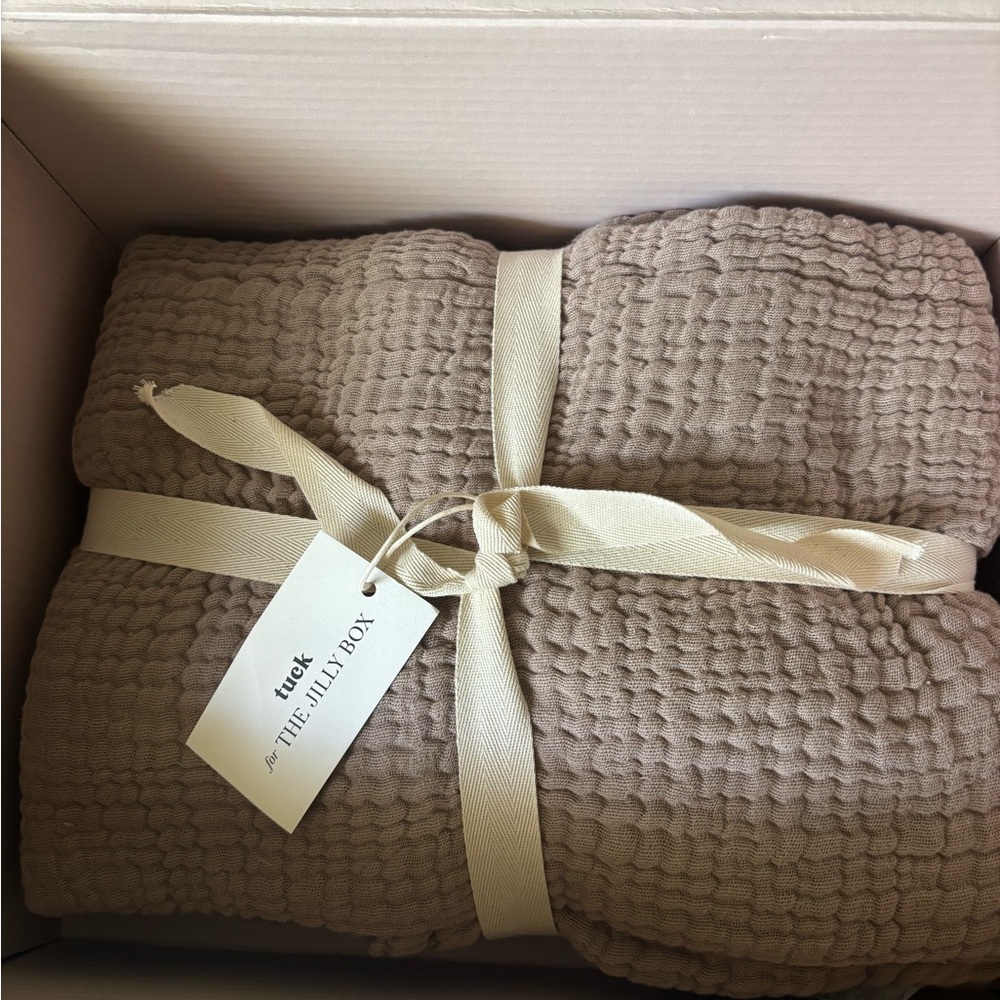 Jilly Box x Tuck Muslin Throw Blanket